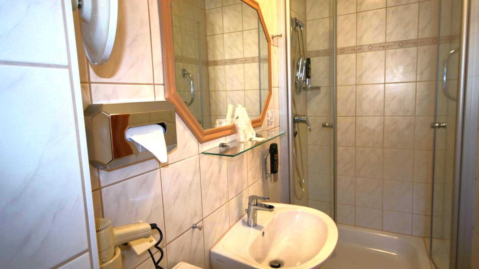 Komfort Hotel Am Kurpark Бад Хомбург фор дер Хьое Екстериор снимка