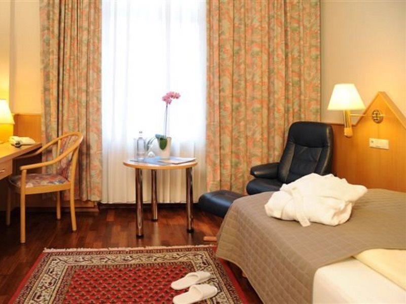 Komfort Hotel Am Kurpark Бад Хомбург фор дер Хьое Екстериор снимка